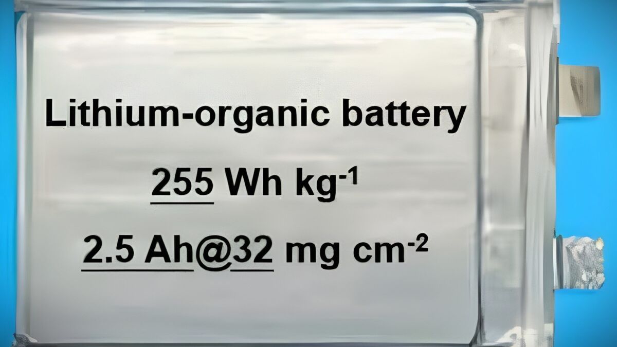 Черный электромобиль Subaru с светящимися передними фарками