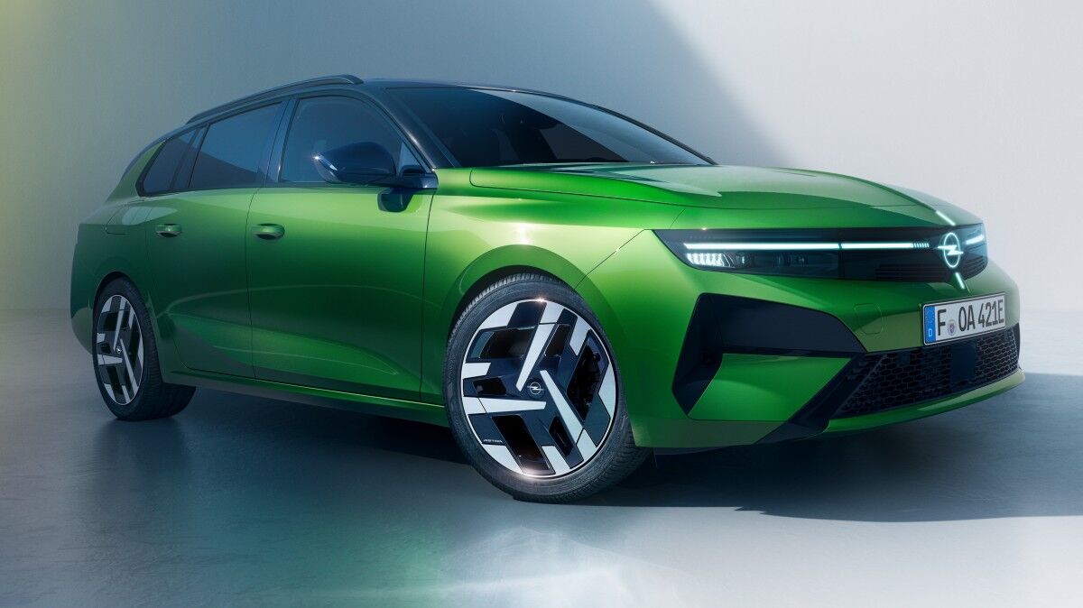 Электромобиль Honda на фоне бетонной стены сбоку
