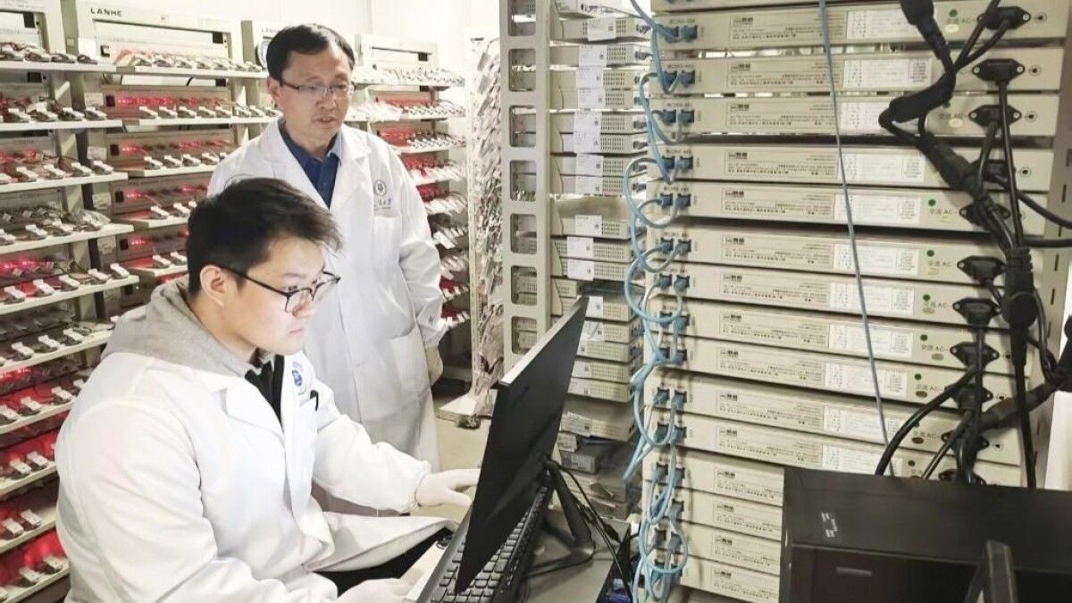 Схема работы литий-ионной и твердотельной батареи с электролитами