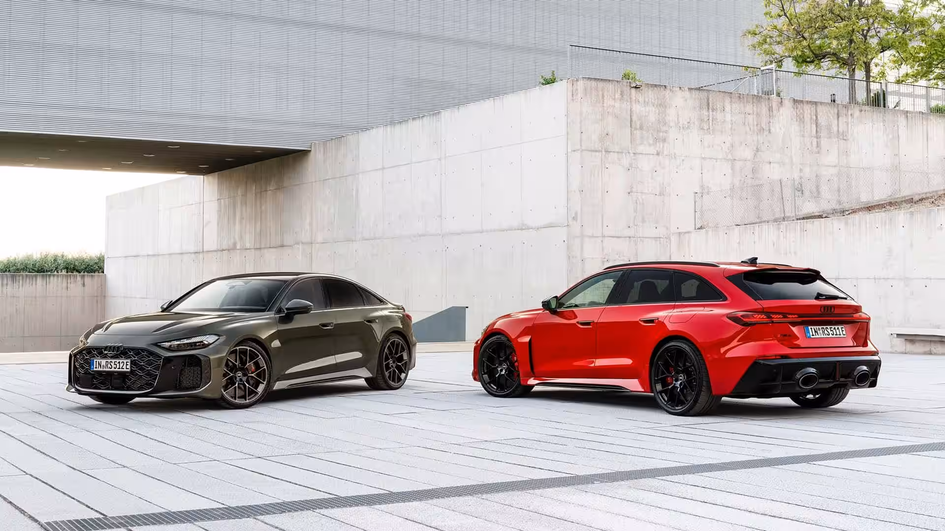 Два автомобиля Audi RS модели на светлом фоне
