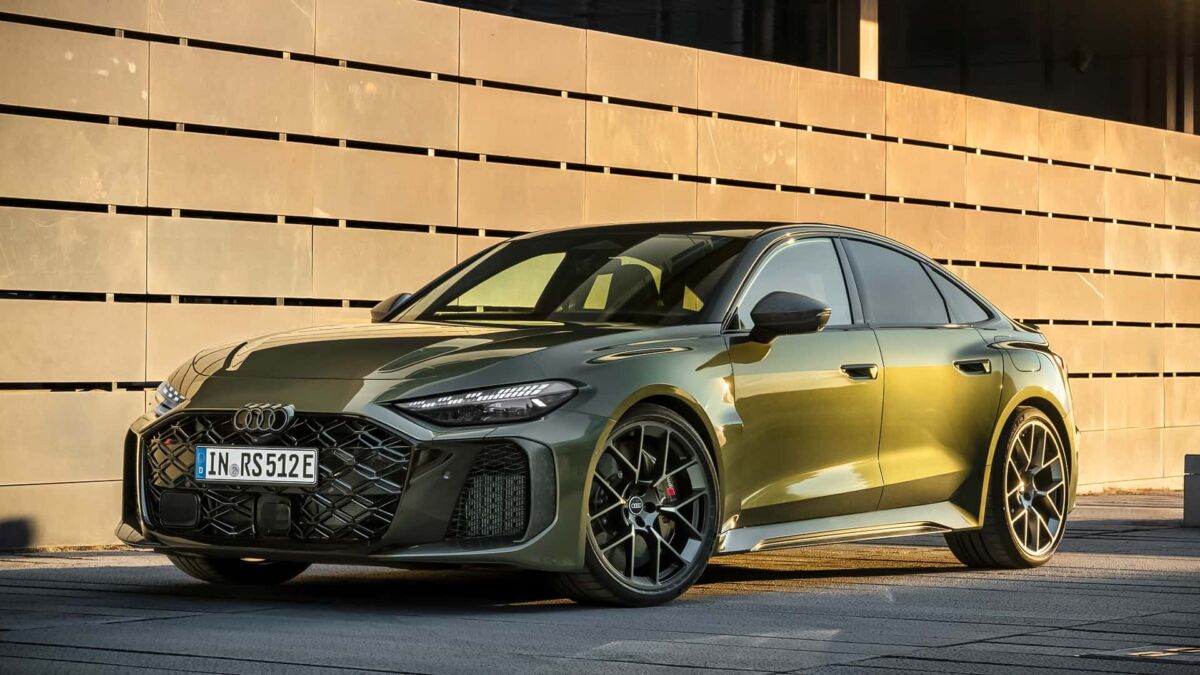 Audi RS5 на улице, боковой ракурс, лимузин в деталях, мощность 630 л.с