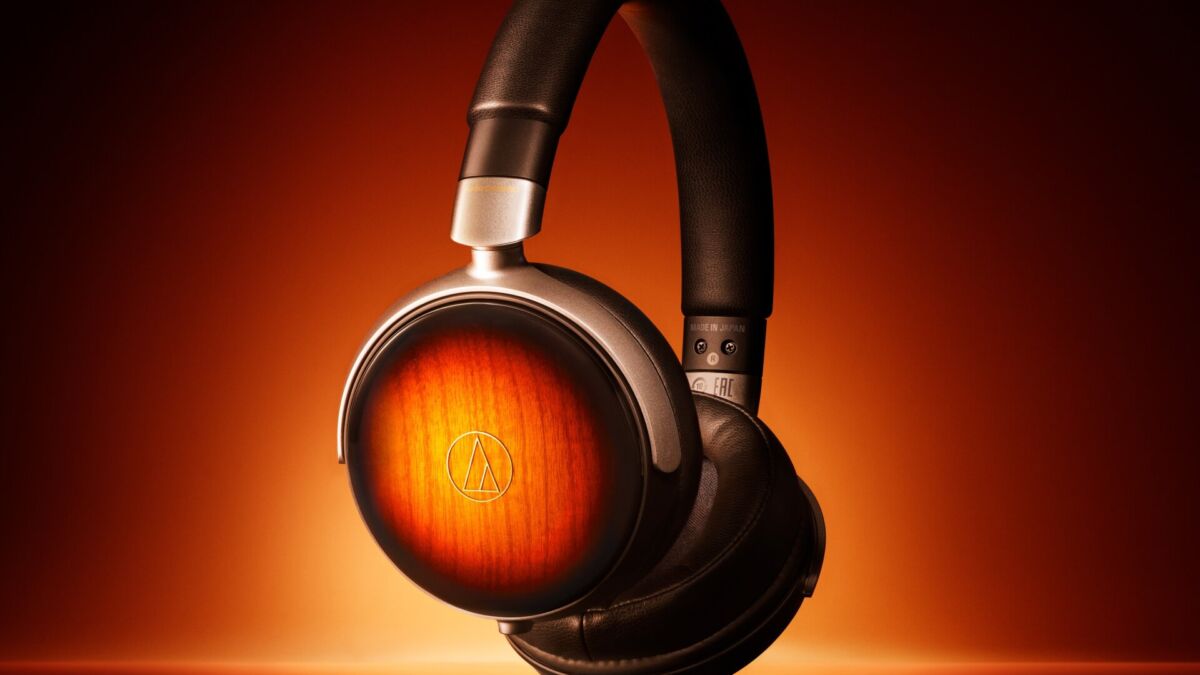 Лимитированные наушники Audio-Technica ATH-WP900SE из ясеня, вид сбоку с закругленным амбушюром
