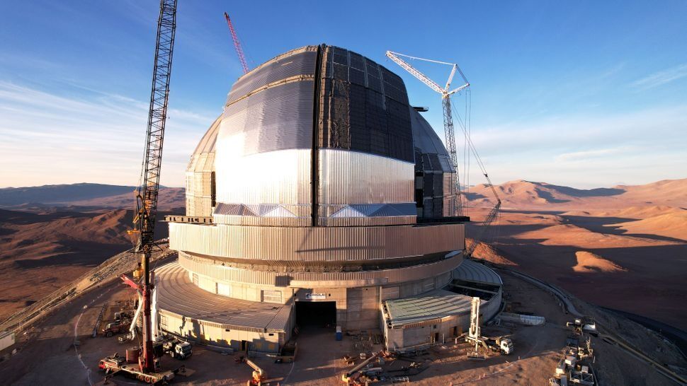 Почти завершённый 80-метровый купол телескопа ELT (ESO) в Чили