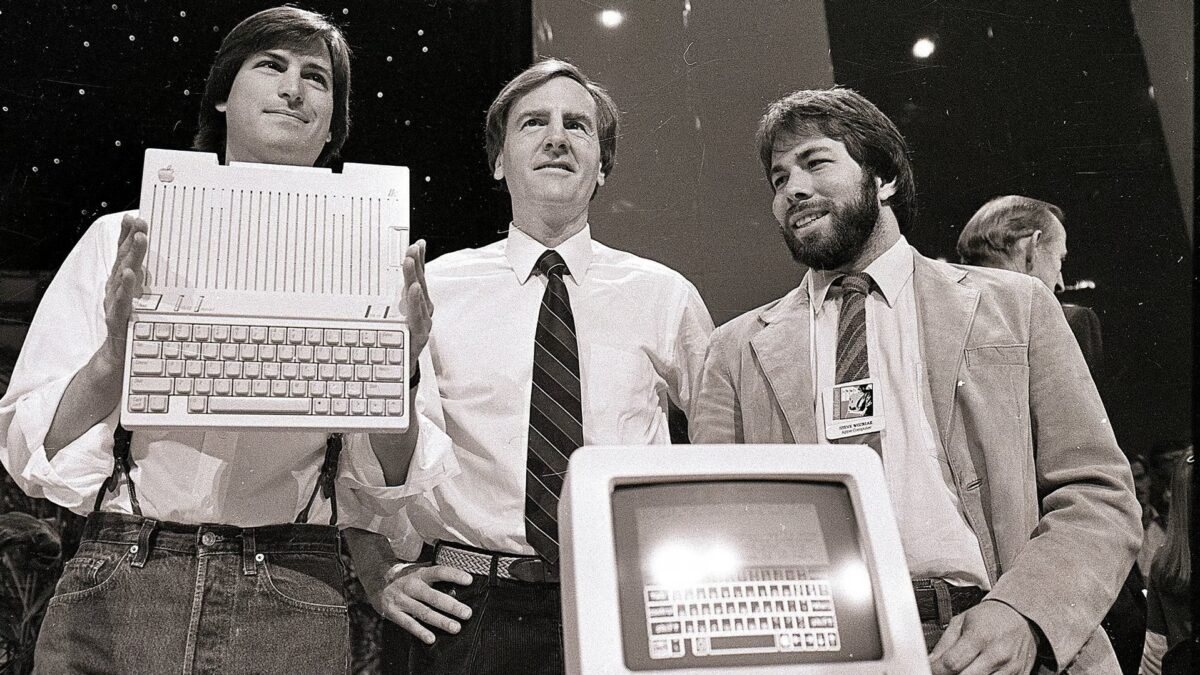 Женщина показывает клавиатуру Apple II в черно-белом изображении