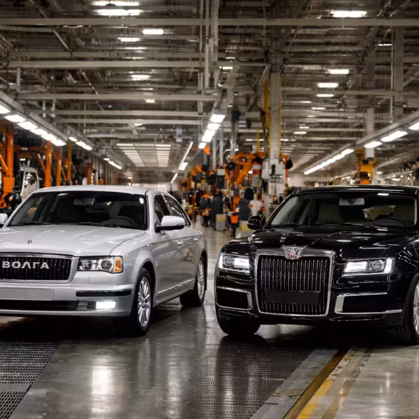 Общий вид внутри автоматического производства автомобилей Aurus и Volga в цехе