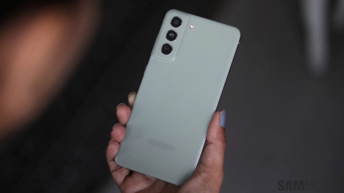Задняя панель Samsung Galaxy S21 FE с тремя камерами