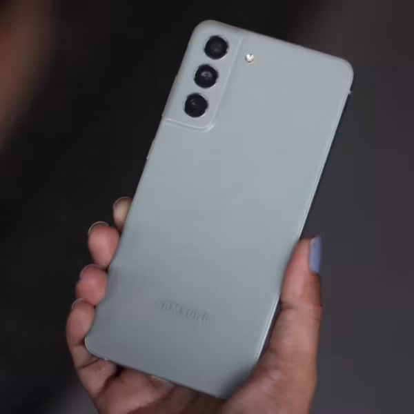 Задняя панель Samsung Galaxy S21 FE с тремя камерами