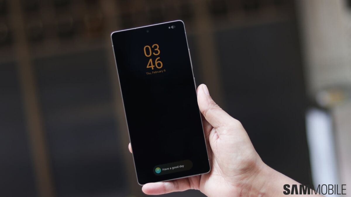 Смартфон Samsung Galaxy S26 Ultra с экраном Always On Display: время и дата при включенном Privacy Display