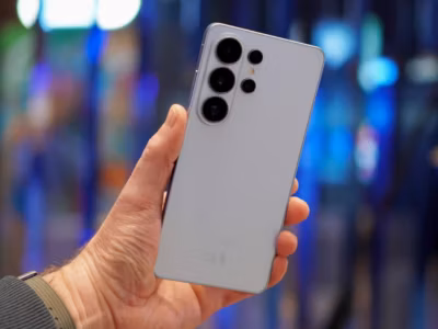 Смартфон Samsung Galaxy S26 Ultra с четырьмя камерами на задней панели