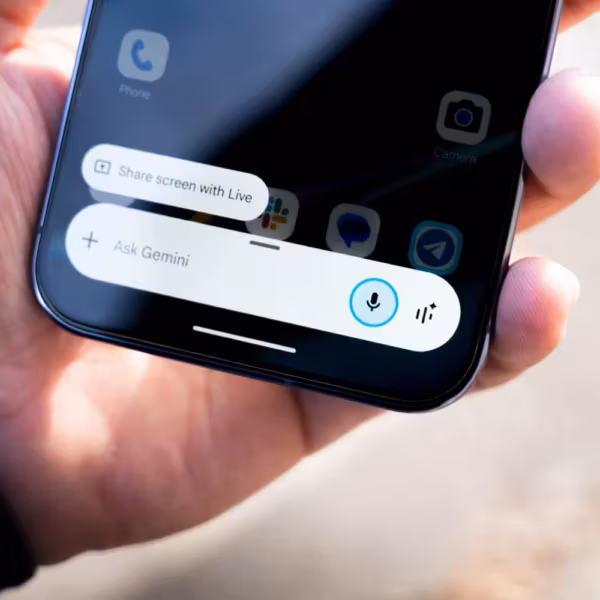 Экран смартфона Google Pixel 7 с чатом Gemini и кнопкой «Поделиться»