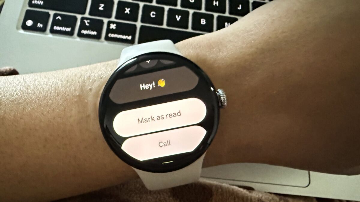 Google Messages на Pixel Watch 4 (Wear OS) с отметкой сообщения как прочитанного