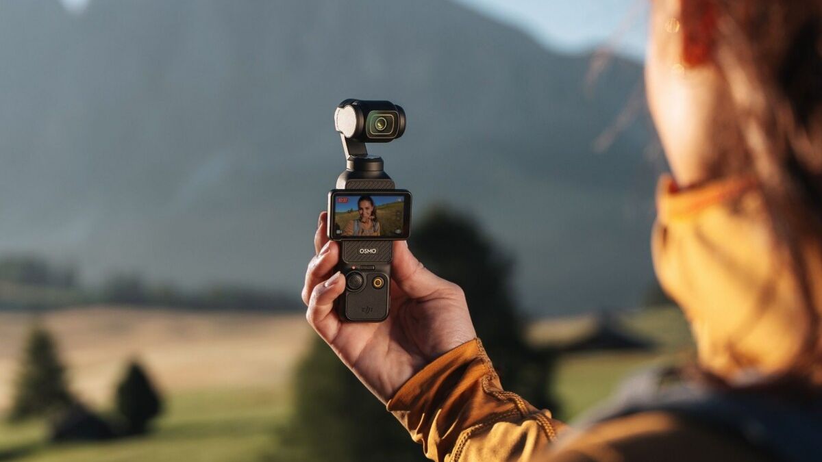 Съёмка с DJI Osmo Pocket: человек использует стабилизированную камеру для влогов на природе