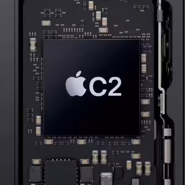 Внутренний модуль Apple C2 для спутниковой связи 5G на плате с микросхемами
