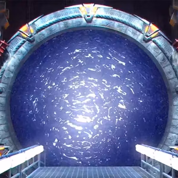 Энергетический портал Stargate в технической установке Amazon — круглая конструкция с подсветкой