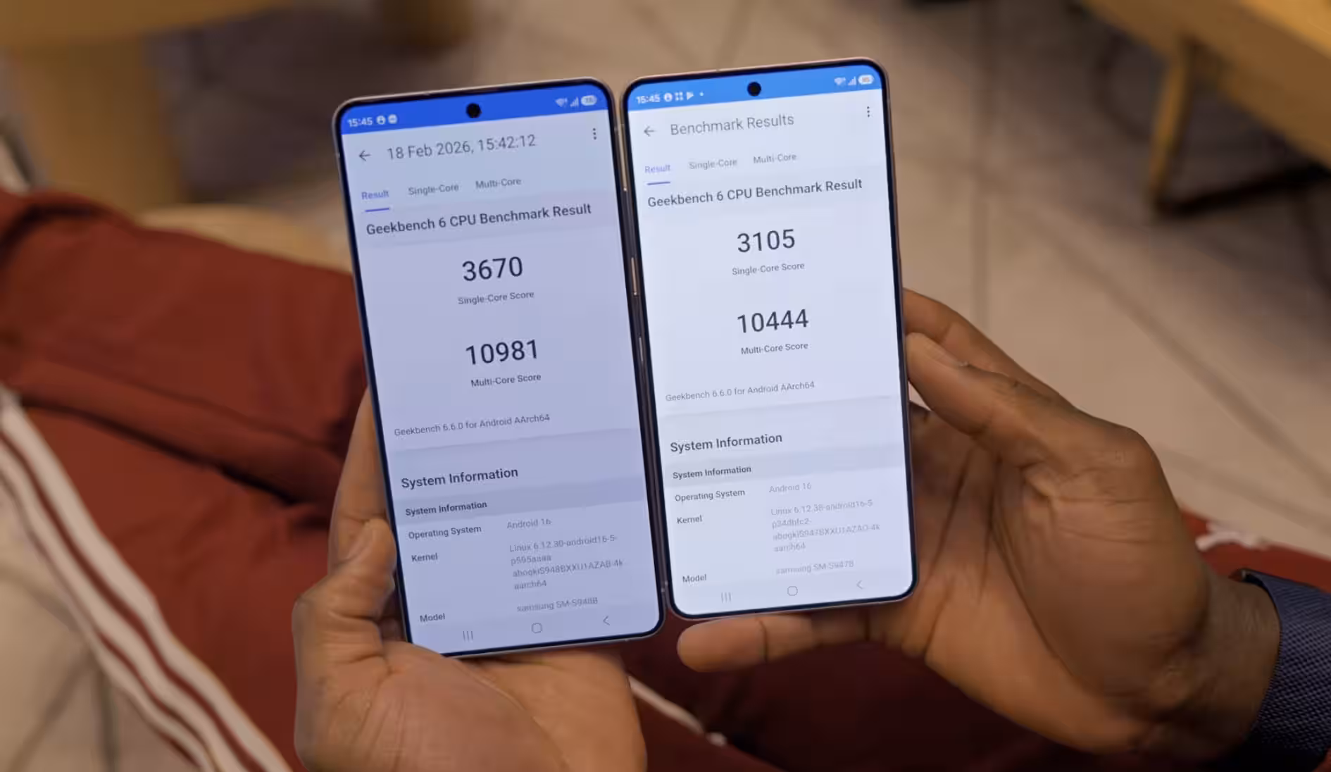 Два смартфона Samsung Galaxy S26 с тестами Geekbench