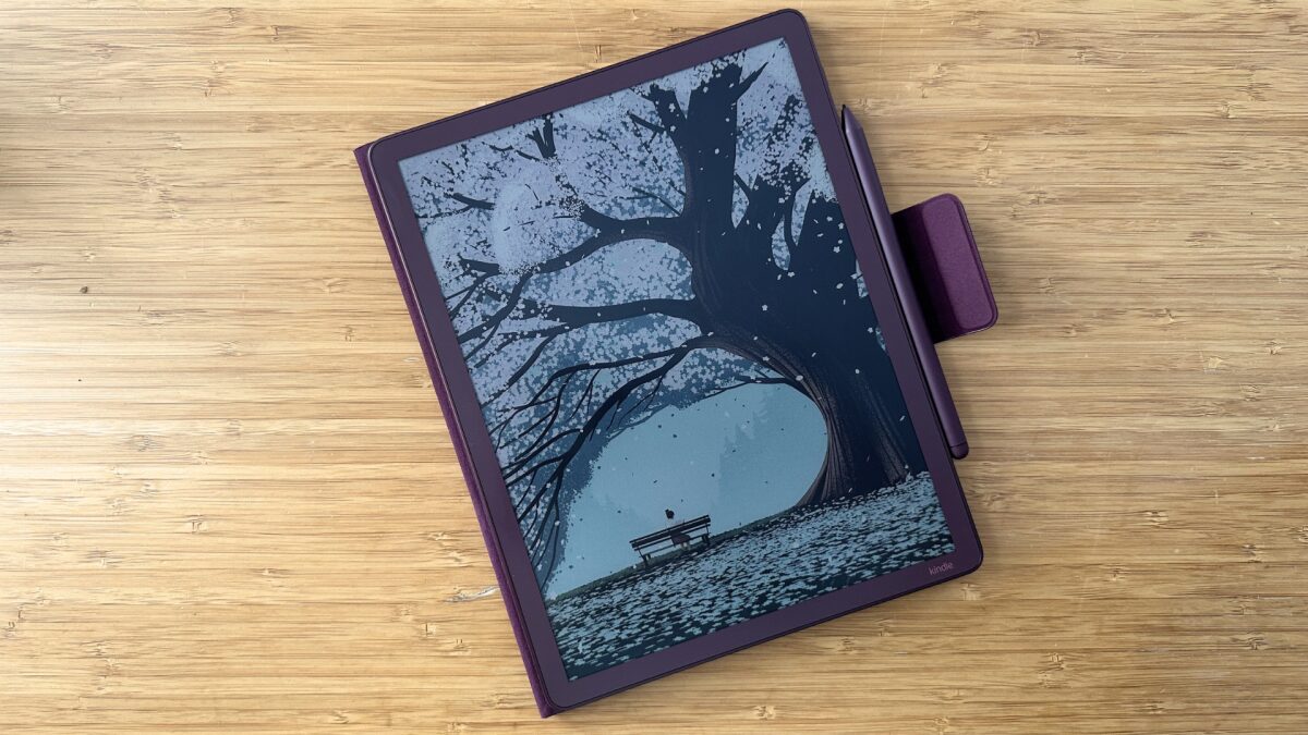 Электронная книга Kindle Scribe Colorsoft на деревянном столе