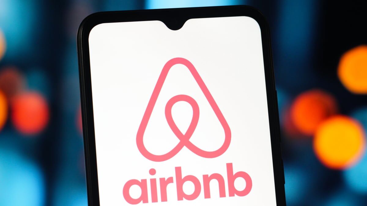 Экран смартфона с приложением Airbnb и интерфейсом поиска с ИИ для бронирований