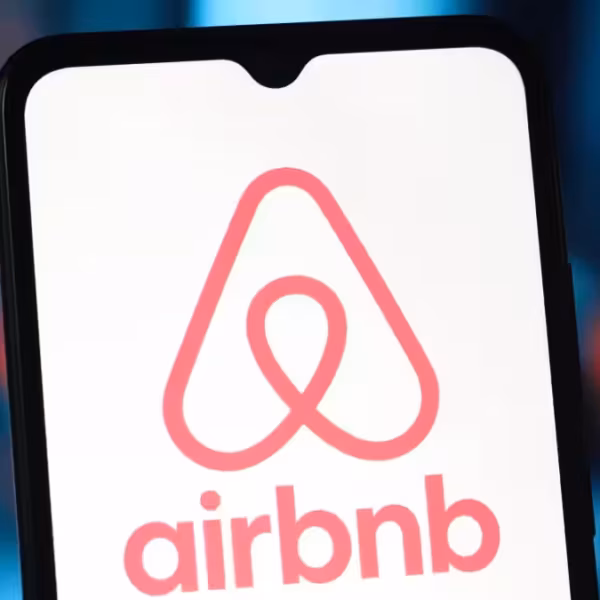 Экран смартфона с приложением Airbnb и интерфейсом поиска с ИИ для бронирований