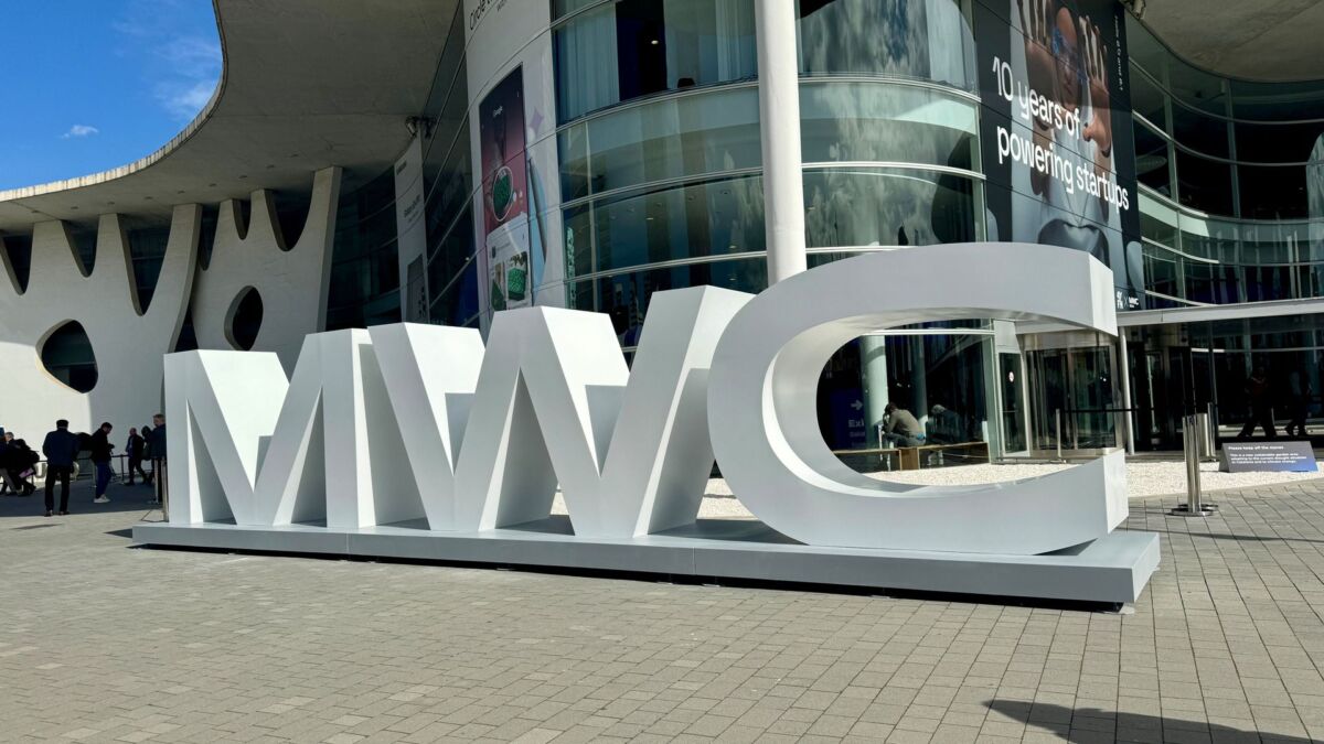 Здание на MWC 2026 с огромными буквами MWC снаружи