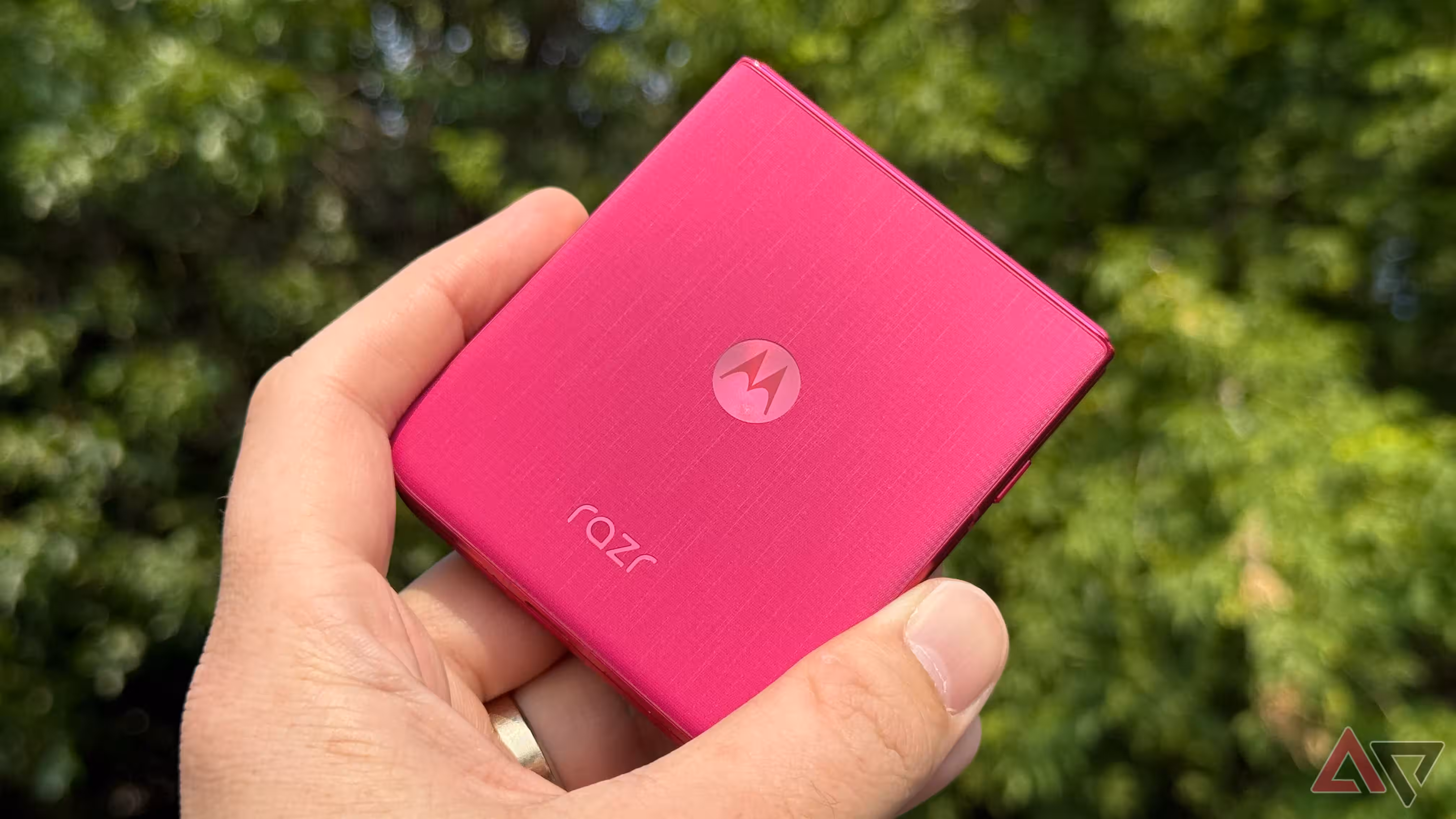 Розовая складная мобильная телефон Motorola Razr с задней крышкой и логотипом Motorola