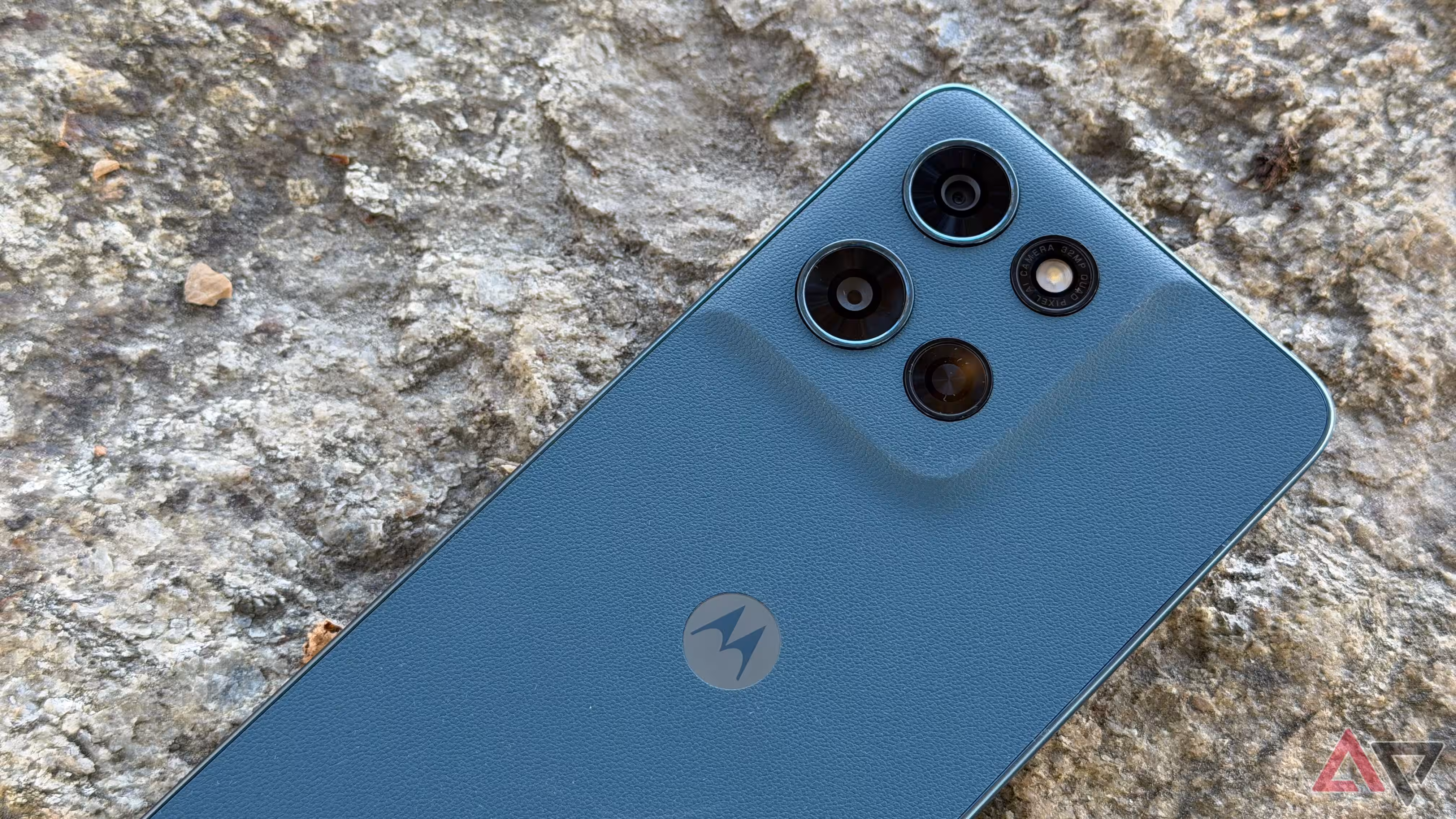 Задняя панель смартфона Motorola с тремя камерами