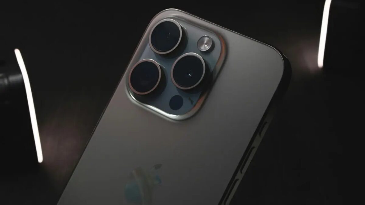 Задняя часть iPhone 18 Pro Max с тройной камерой