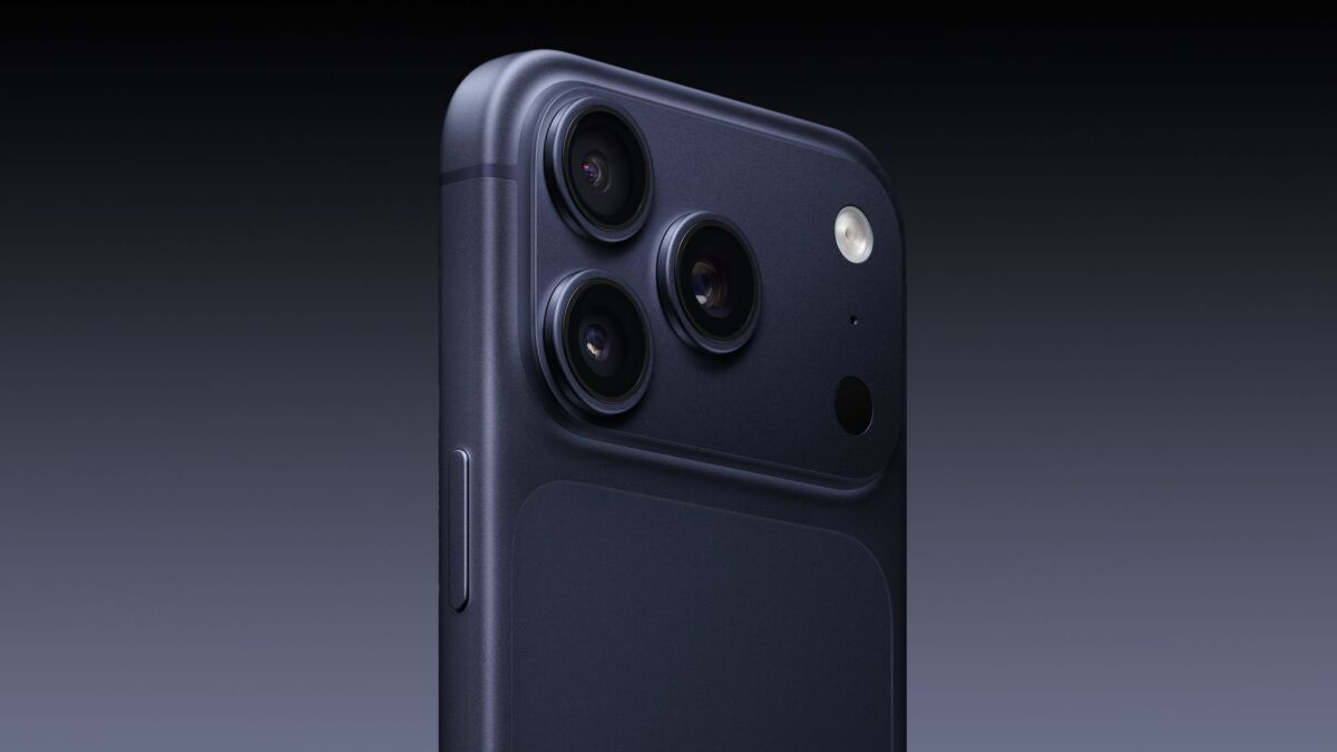 Задняя панель iPhone 18 Pro в темно-синем цвете с тройной камерой и вспышкой