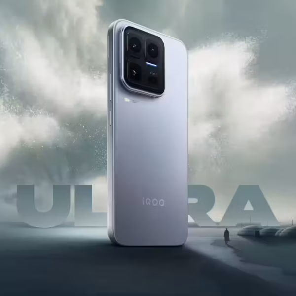 Серебристый смартфон iQOO 15 Ultra с большой модульной камерой в центре кадра