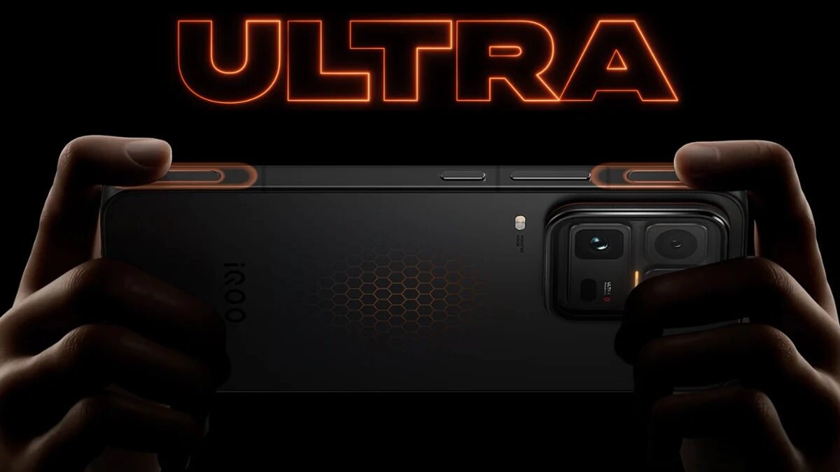 Игровой смартфон iQOO 15 Ultra сзади и кнопками