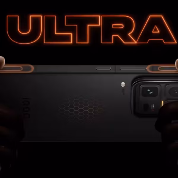 Игровой смартфон iQOO 15 Ultra сзади и кнопками