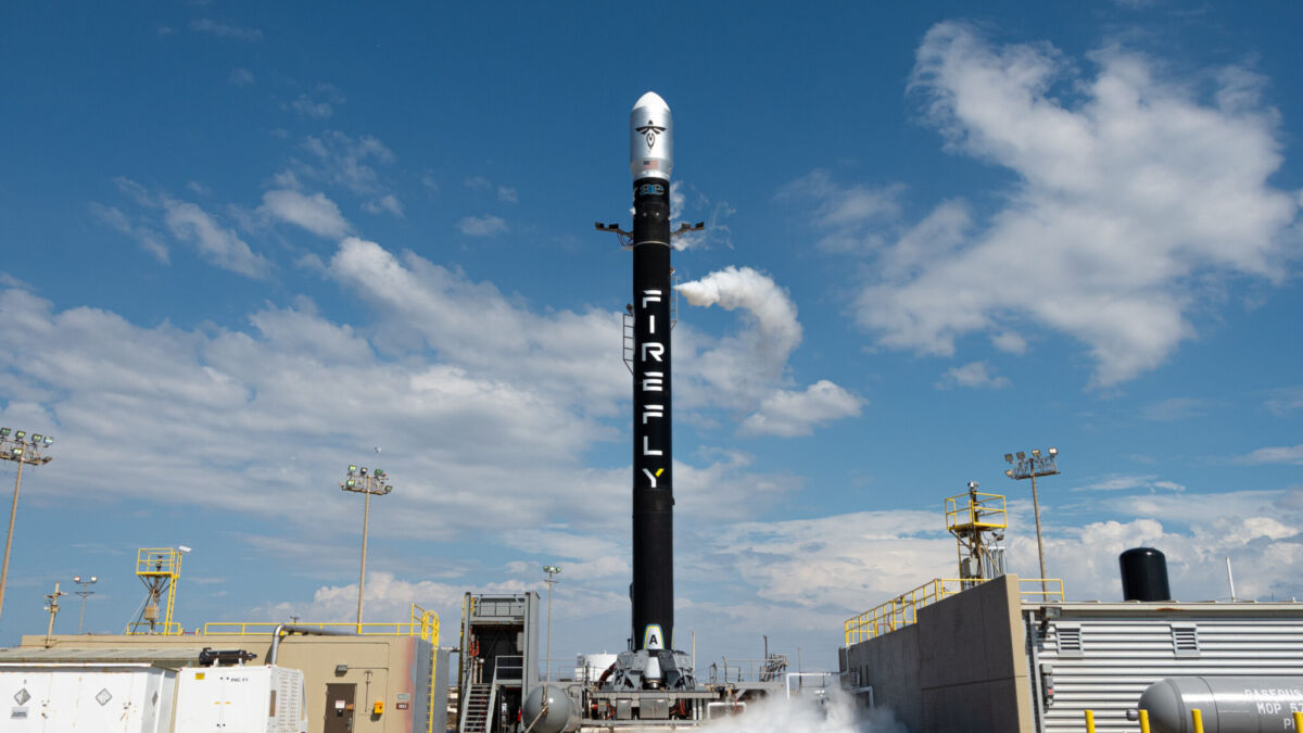 Ракета Firefly Alpha на стартовой площадке Vandenberg перед миссией Starlink