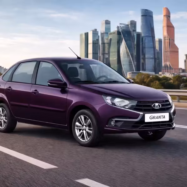 Демонстрация седана LADA Гранта на городской дороге