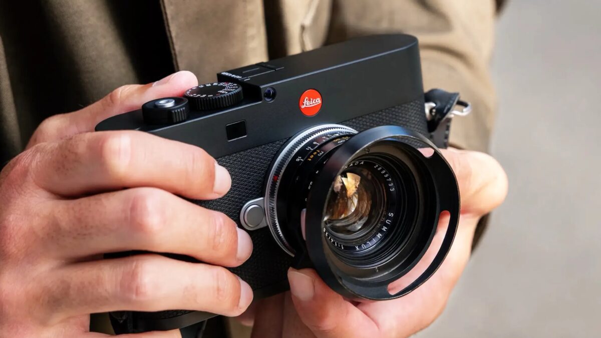 Черно-красная среднеформатная камера Leica S4 с объективом Q82