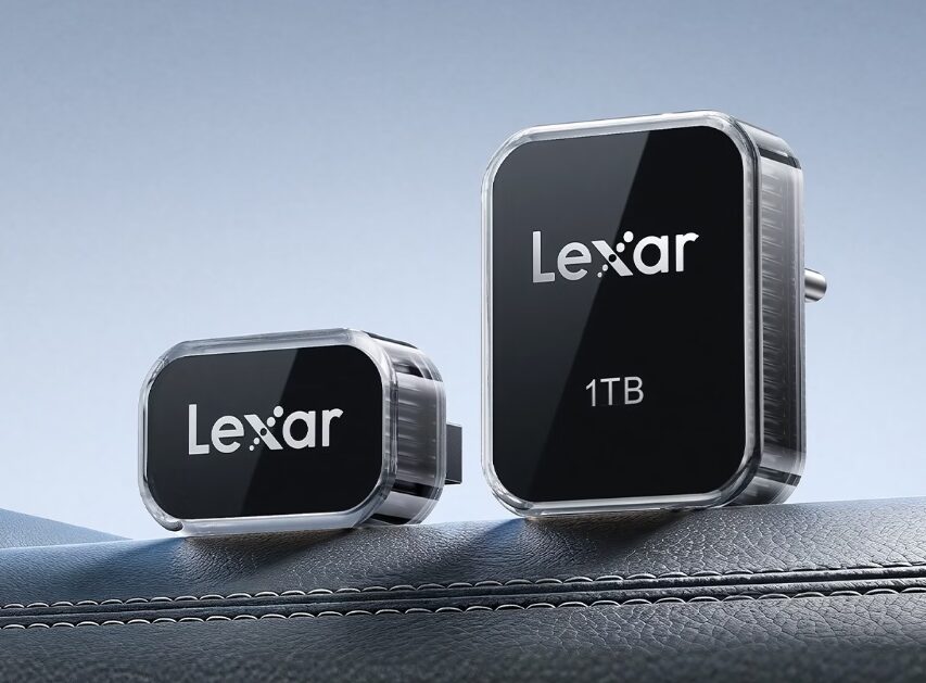 USB-накопитель Lexar JumpDrive A50V и C50V объемом 1 ТБ, лежащие на поверхности