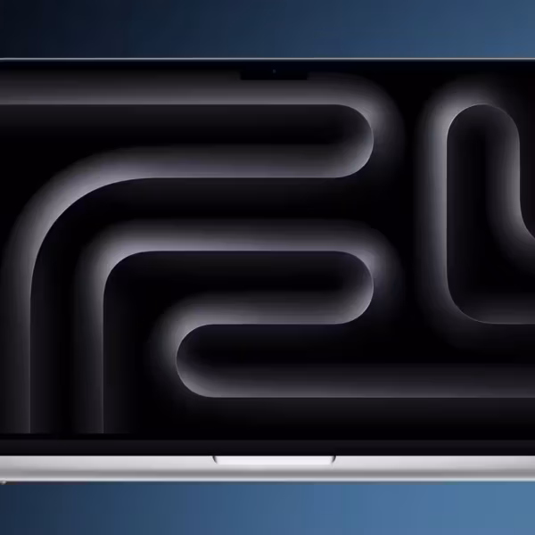 MacBook Pro на чипах M5 Pro и M5 Max от Apple на рабочем столе рядом с клавиатурой
