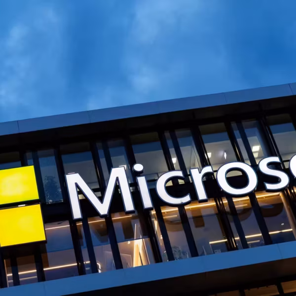 Здание Microsoft с логотипом на фасаде вечером на фоне неба