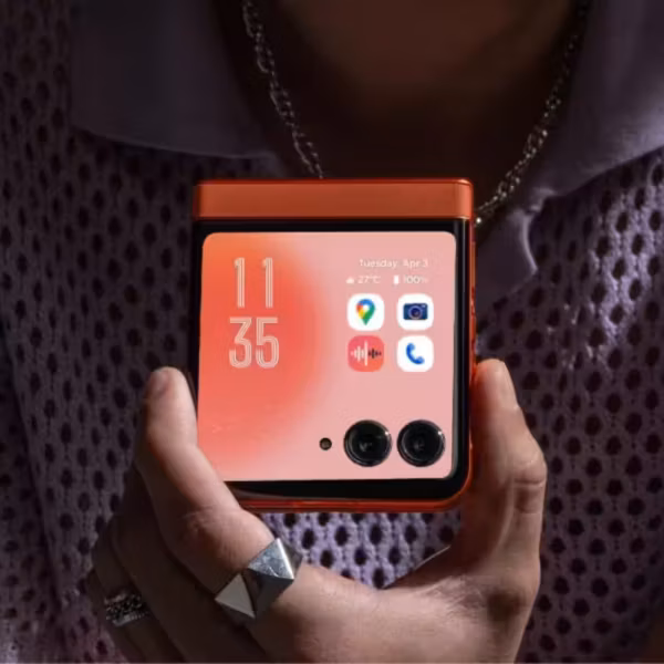 Моторола Razr 2024 с складным экраном и двумя камерами
