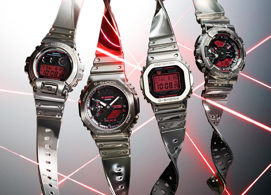 Четыре металлических часов G-Shock с красными циферблатами и металлическими безелями