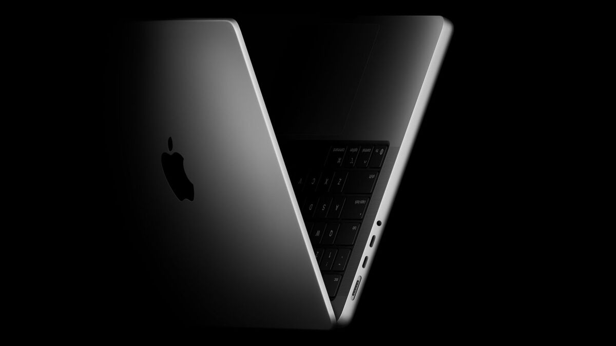 MacBook Pro M5 от Apple с чёрным экраном и тёмным дизайном корпуса в обзоре