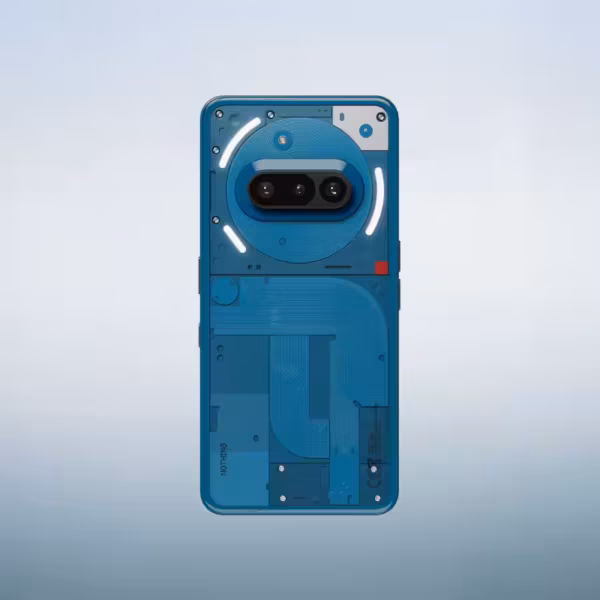 Задняя часть Nothing Phone 4a с открытой компоновкой компонентов и схемами