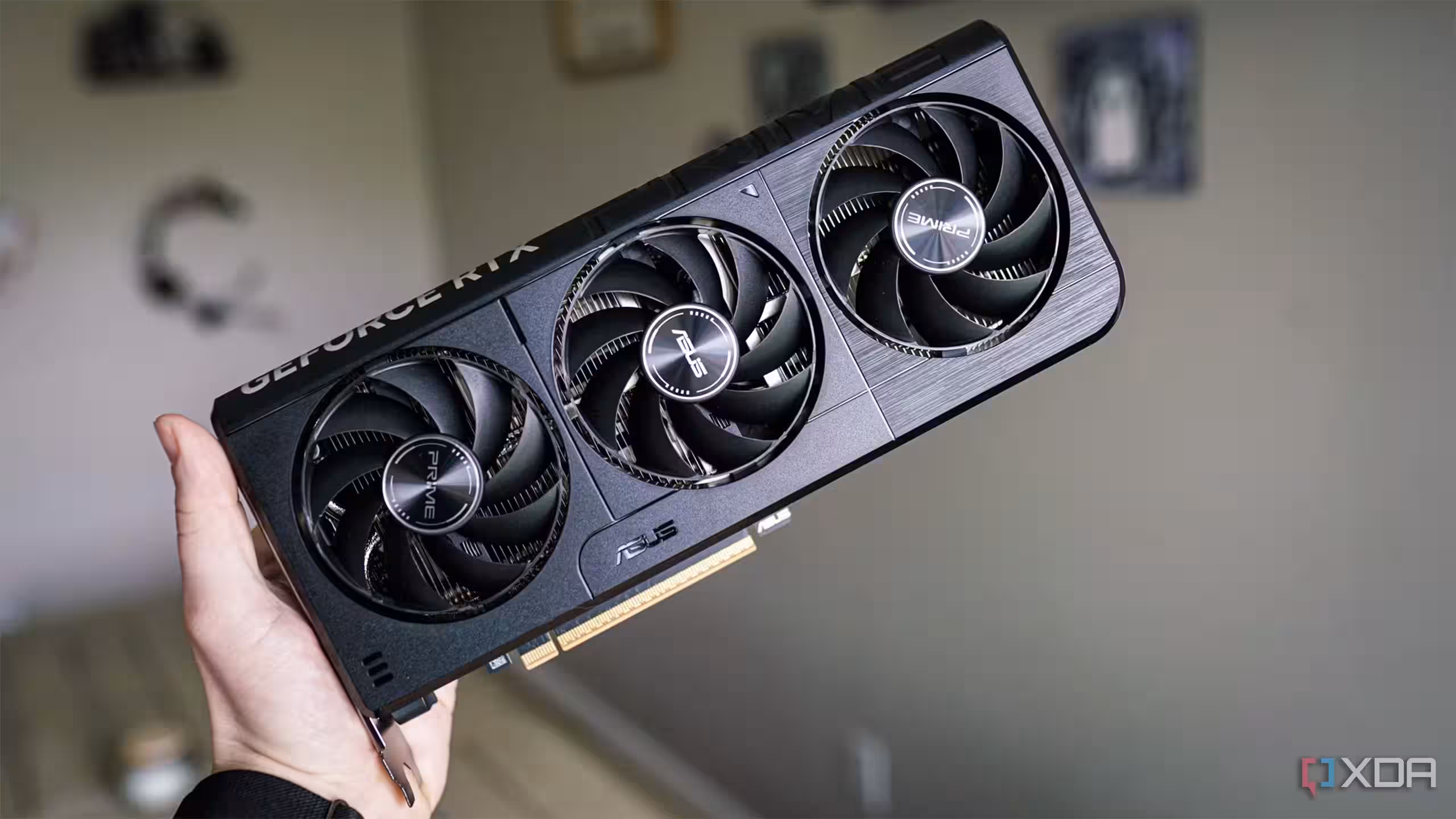 Видеокарта ASUS GeForce RTX с тремя вентиляторами