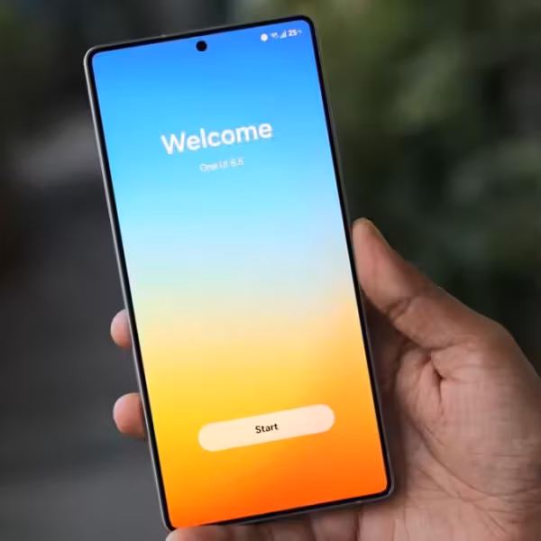Смартфон Samsung Galaxy S26 на экране приветствия с интерфейсом One UI 8.5