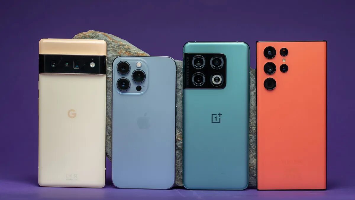 OnePlus 10 Pro на фоне камней: многокамерный модуль и яркий корпус, акцент на качестве съемки
