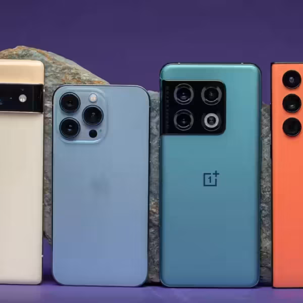 OnePlus 10 Pro на фоне камней: многокамерный модуль и яркий корпус, акцент на качестве съемки