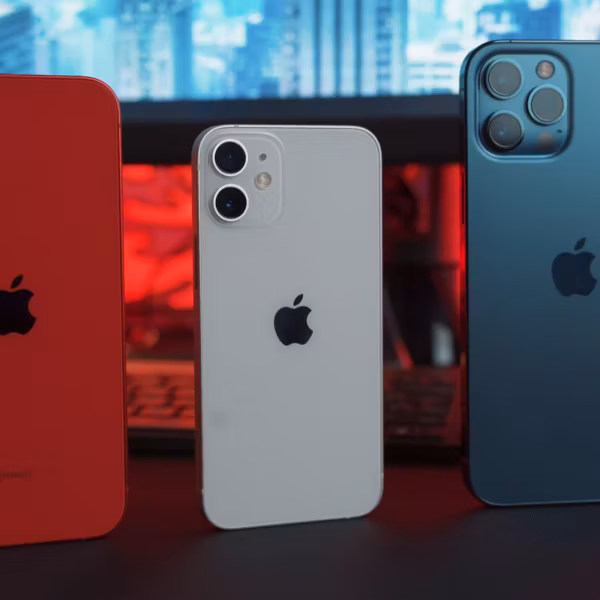 Три смартфона Apple на рабочем столе крупным планом