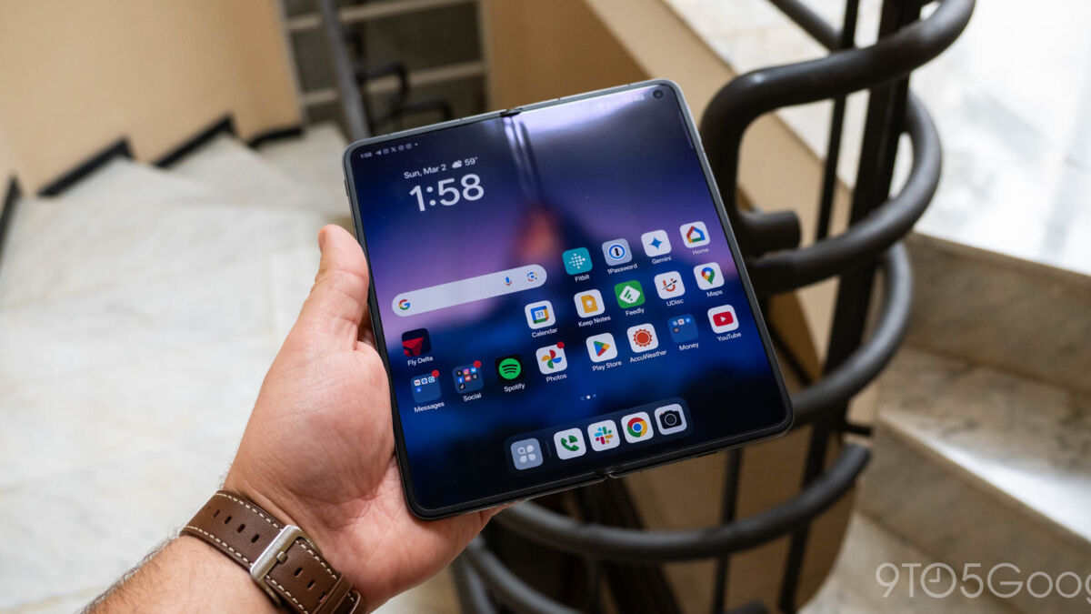 Складной смартфон OPPO Find N5 с безскладочным дисплеем в руке