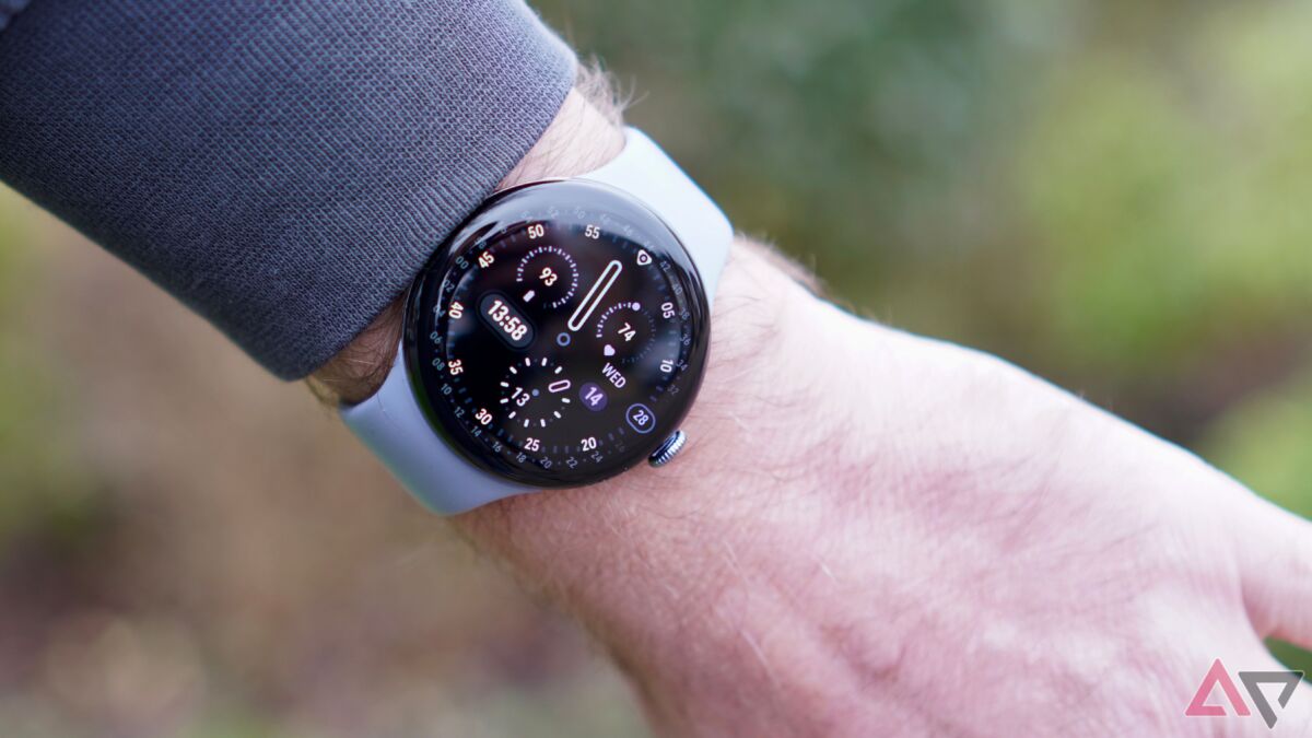 Google Pixel Watch 4 на запястье с круглым дисплеем и цифровым интерфейсом