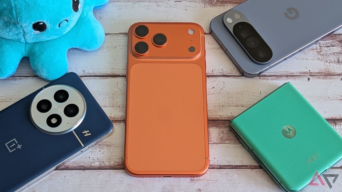 Смартфоны OnePlus и Motorola на столе: обзор моделей и аксессуаров
