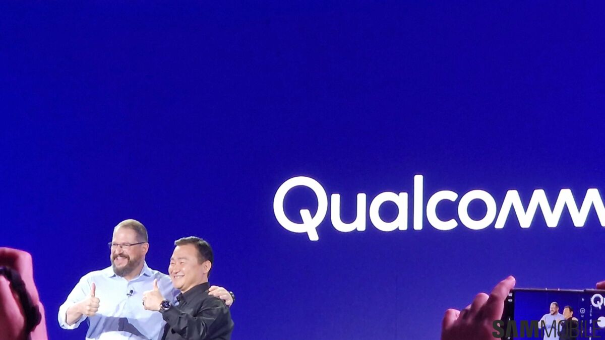 Два выступающих на сцене презентации Qualcomm на фоне синей графики LPDDR6X и чипов будущих поколений