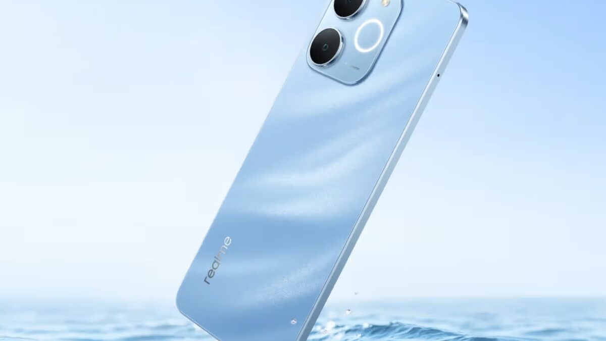 Смартфон Realme P4 Lite в воде с зеркальным эффектом